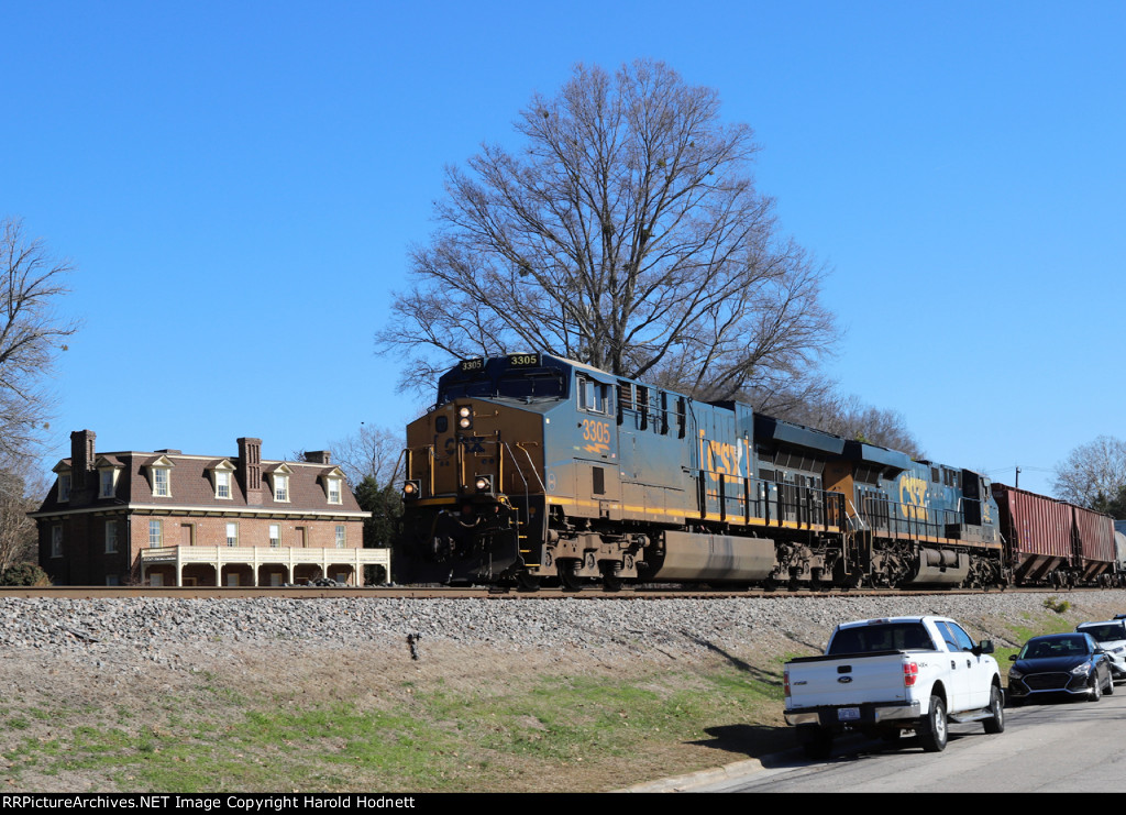 CSX 3305 leads train L619-06 southbound